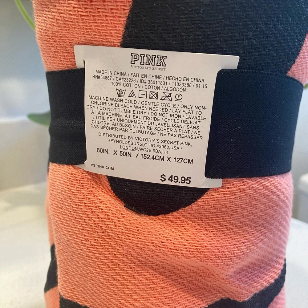 PINK by victoria secret..beach ⛱️🏝️🏖️blanket.New.not use.